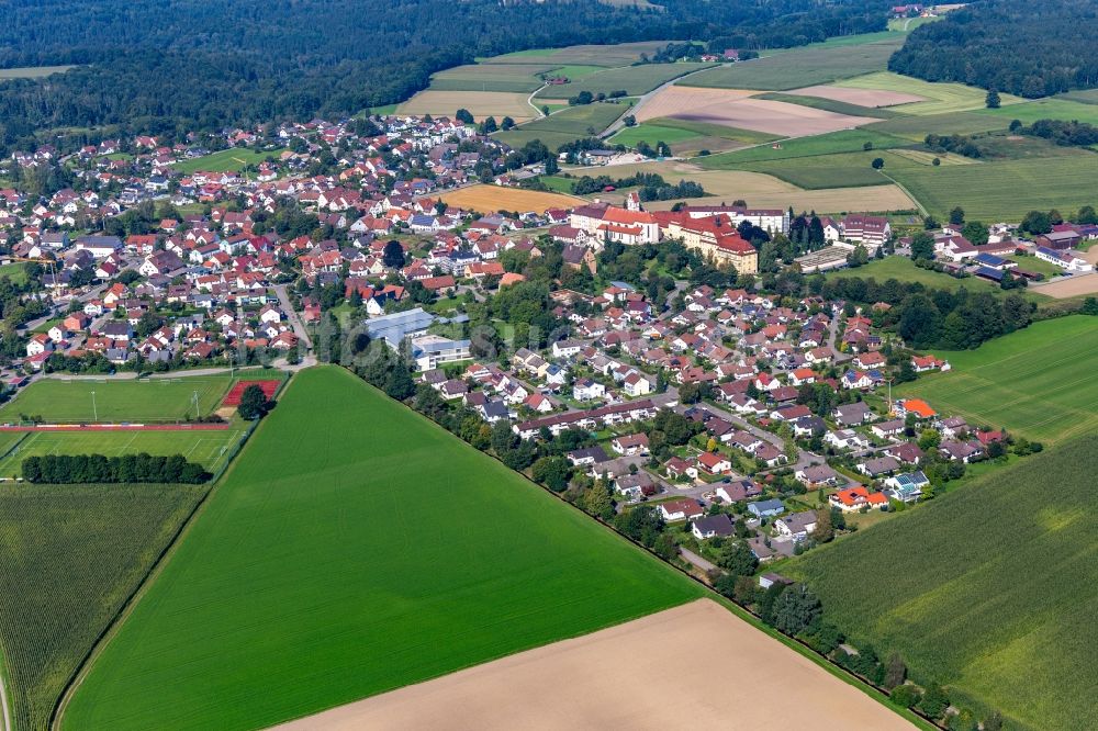 Reute aus der Vogelperspektive: Ortsansicht am Rande von landwirtschaftlichen Feldern in Reute im Bundesland Baden-Württemberg, Deutschland