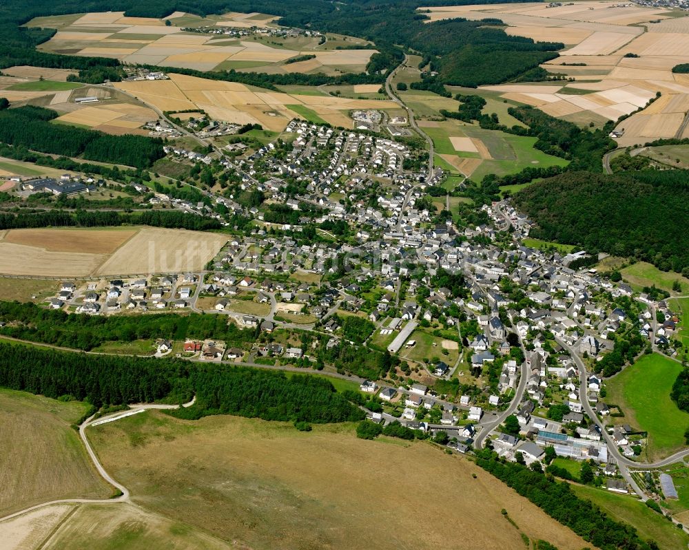 Rhaunen von oben - Ortsansicht am Rande von landwirtschaftlichen Feldern in Rhaunen im Bundesland Rheinland-Pfalz, Deutschland