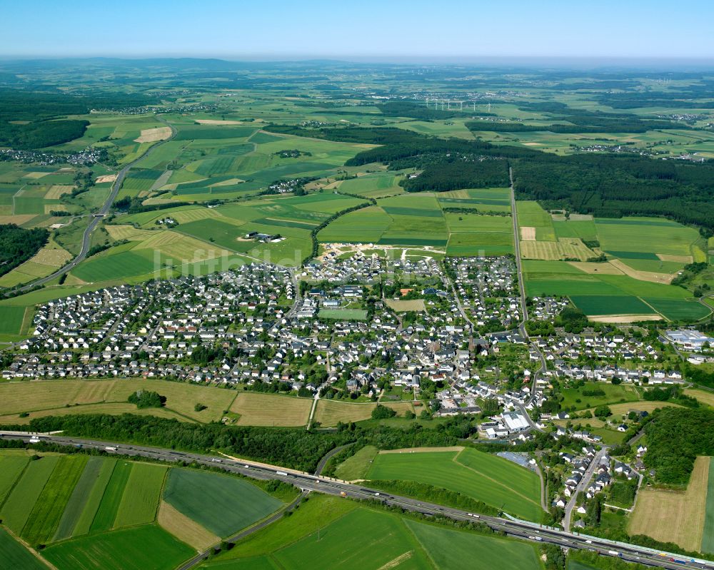 Rheinböllen von oben - Ortsansicht am Rande von landwirtschaftlichen Feldern in Rheinböllen im Bundesland Rheinland-Pfalz, Deutschland