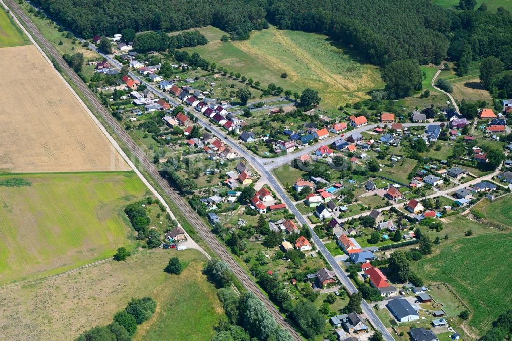 Rühn aus der Vogelperspektive: Ortsansicht am Rande von landwirtschaftlichen Feldern in Rühn im Bundesland Mecklenburg-Vorpommern, Deutschland