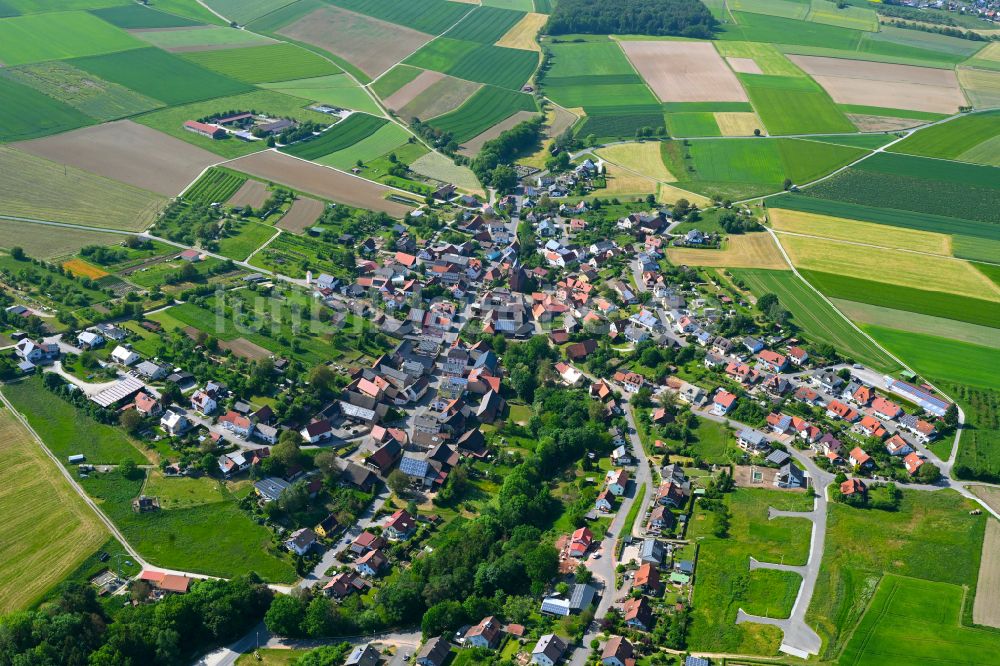 Luftaufnahme Richelbach - Ortsansicht am Rande von landwirtschaftlichen Feldern in Richelbach im Bundesland Bayern, Deutschland