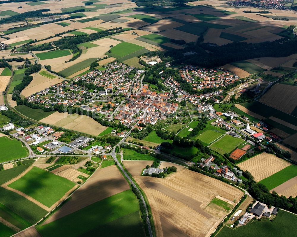 Richen von oben - Ortsansicht am Rande von landwirtschaftlichen Feldern in Richen im Bundesland Baden-Württemberg, Deutschland