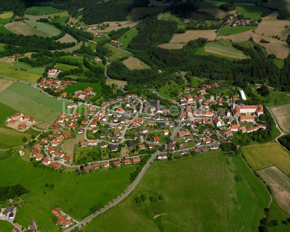 Luftaufnahme Ried - Ortsansicht am Rande von landwirtschaftlichen Feldern in Ried im Bundesland Bayern, Deutschland