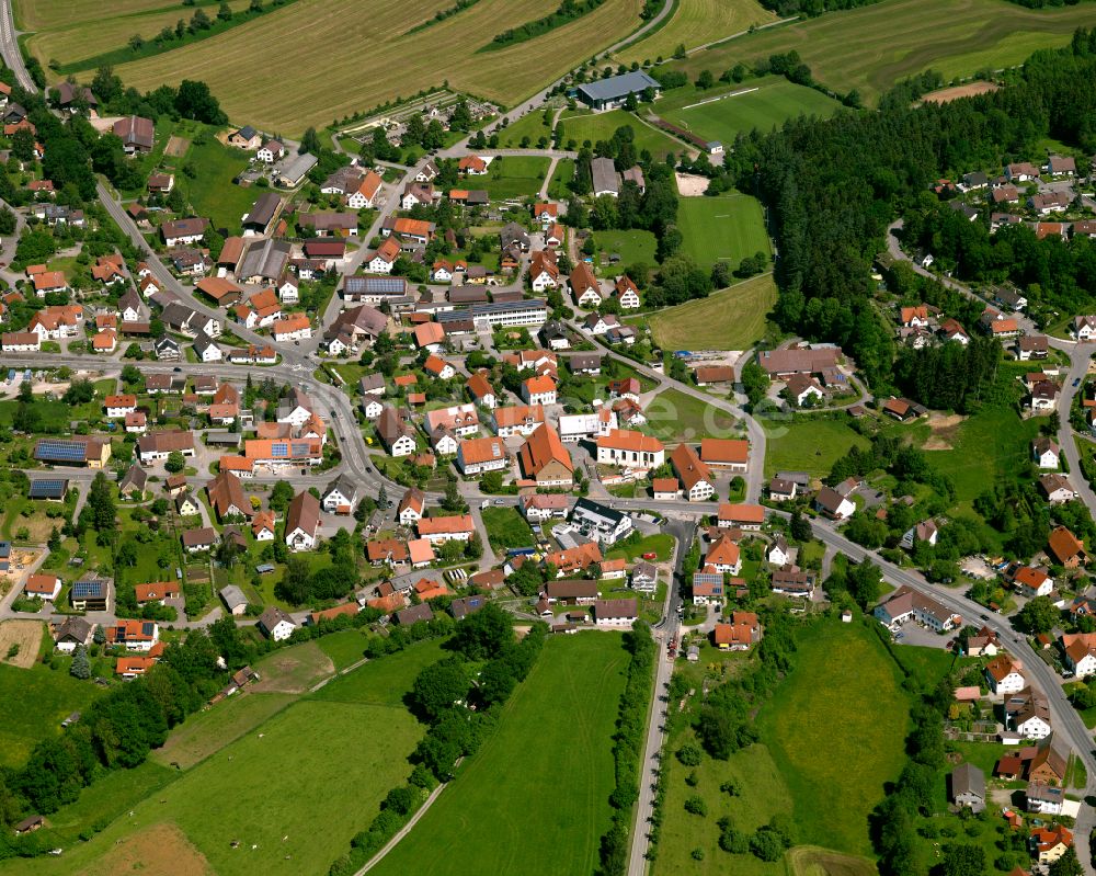 Ringschnait aus der Vogelperspektive: Ortsansicht am Rande von landwirtschaftlichen Feldern in Ringschnait im Bundesland Baden-Württemberg, Deutschland