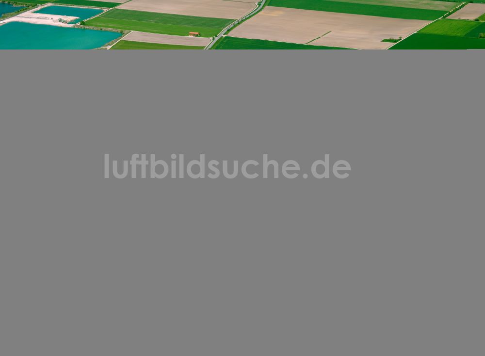 Luftaufnahme Rißtissen - Ortsansicht am Rande von landwirtschaftlichen Feldern in Rißtissen im Bundesland Baden-Württemberg, Deutschland