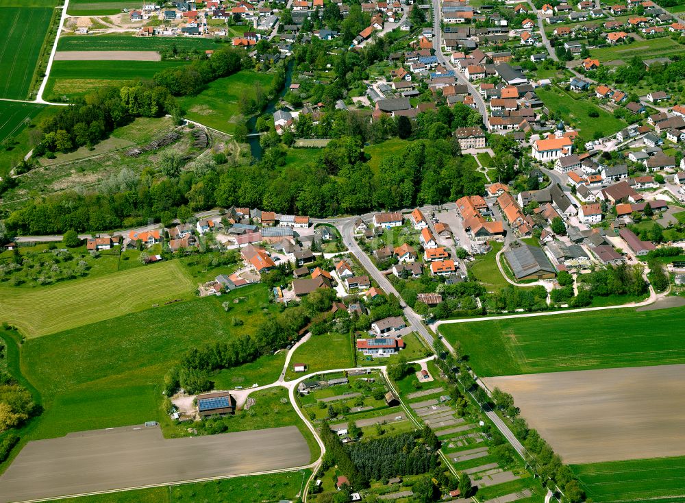 Rißtissen aus der Vogelperspektive: Ortsansicht am Rande von landwirtschaftlichen Feldern in Rißtissen im Bundesland Baden-Württemberg, Deutschland