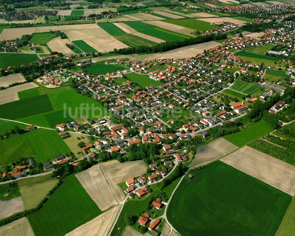 Ritzing von oben - Ortsansicht am Rande von landwirtschaftlichen Feldern in Ritzing im Bundesland Bayern, Deutschland