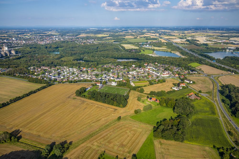 Luftaufnahme Roland - Ortsansicht am Rande von landwirtschaftlichen Feldern in Roland im Bundesland Nordrhein-Westfalen, Deutschland