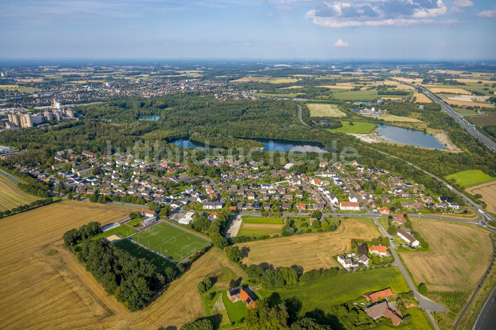 Roland von oben - Ortsansicht am Rande von landwirtschaftlichen Feldern in Roland im Bundesland Nordrhein-Westfalen, Deutschland