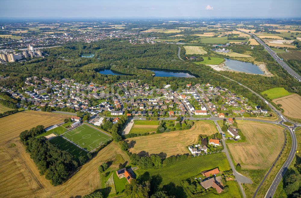 Roland aus der Vogelperspektive: Ortsansicht am Rande von landwirtschaftlichen Feldern in Roland im Bundesland Nordrhein-Westfalen, Deutschland