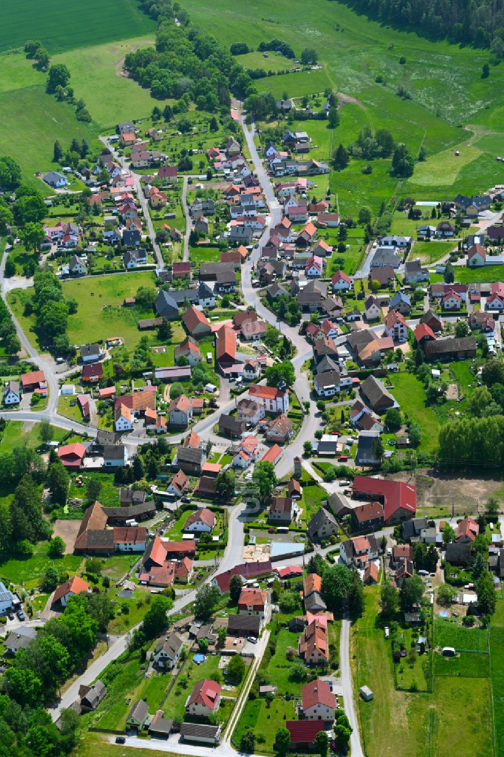 Luftaufnahme Rosa - Ortsansicht am Rande von landwirtschaftlichen Feldern in Rosa im Bundesland Thüringen, Deutschland