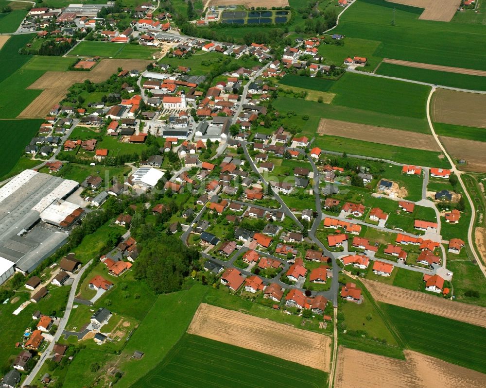 Luftbild Roßbach - Ortsansicht am Rande von landwirtschaftlichen Feldern in Roßbach im Bundesland Bayern, Deutschland