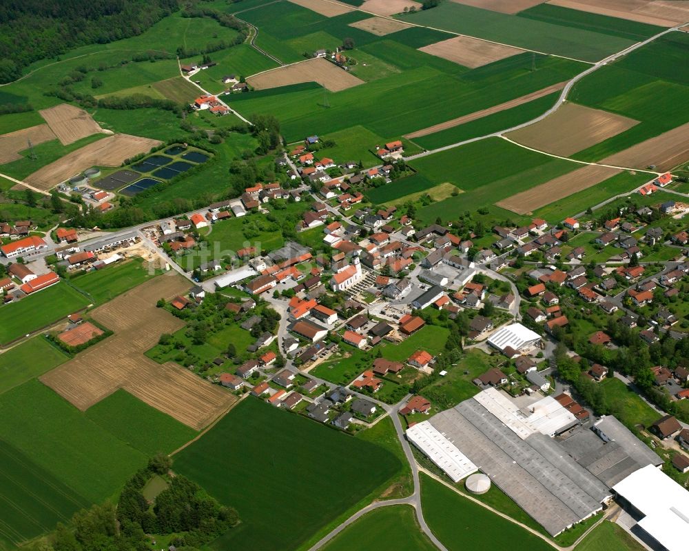 Luftaufnahme Roßbach - Ortsansicht am Rande von landwirtschaftlichen Feldern in Roßbach im Bundesland Bayern, Deutschland