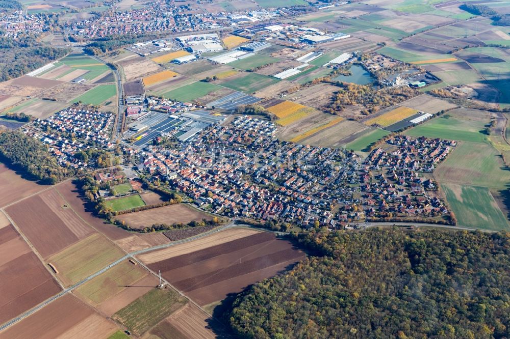 Röthlein von oben - Ortsansicht am Rande von landwirtschaftlichen Feldern in Röthlein im Bundesland Bayern, Deutschland