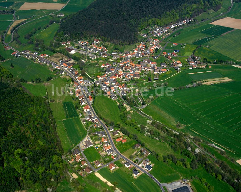 Luftaufnahme Ruhlkirchen - Ortsansicht am Rande von landwirtschaftlichen Feldern in Ruhlkirchen im Bundesland Hessen, Deutschland