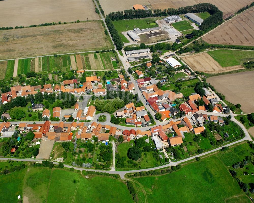 Luftbild Saalfeld - Ortsansicht am Rande von landwirtschaftlichen Feldern in Saalfeld im Bundesland Thüringen, Deutschland