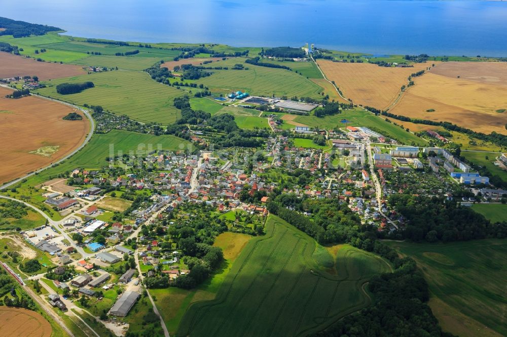 Sagard aus der Vogelperspektive: Ortsansicht am Rande von landwirtschaftlichen Feldern in Sagard im Bundesland Mecklenburg-Vorpommern, Deutschland