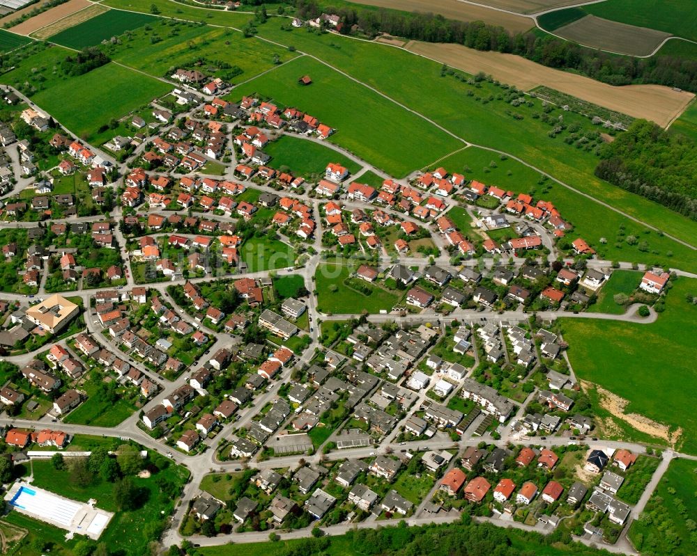 Salach aus der Vogelperspektive: Ortsansicht am Rande von landwirtschaftlichen Feldern in Salach im Bundesland Baden-Württemberg, Deutschland