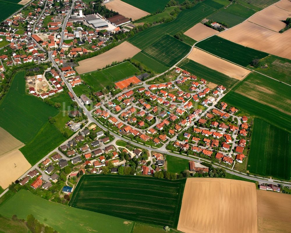 Salching aus der Vogelperspektive: Ortsansicht am Rande von landwirtschaftlichen Feldern in Salching im Bundesland Bayern, Deutschland