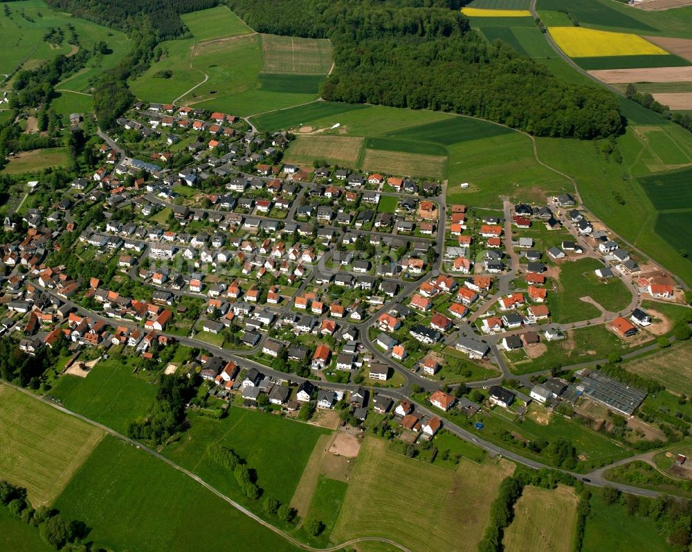 Salzböden von oben - Ortsansicht am Rande von landwirtschaftlichen Feldern in Salzböden im Bundesland Hessen, Deutschland