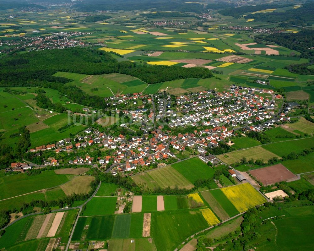 Salzböden aus der Vogelperspektive: Ortsansicht am Rande von landwirtschaftlichen Feldern in Salzböden im Bundesland Hessen, Deutschland