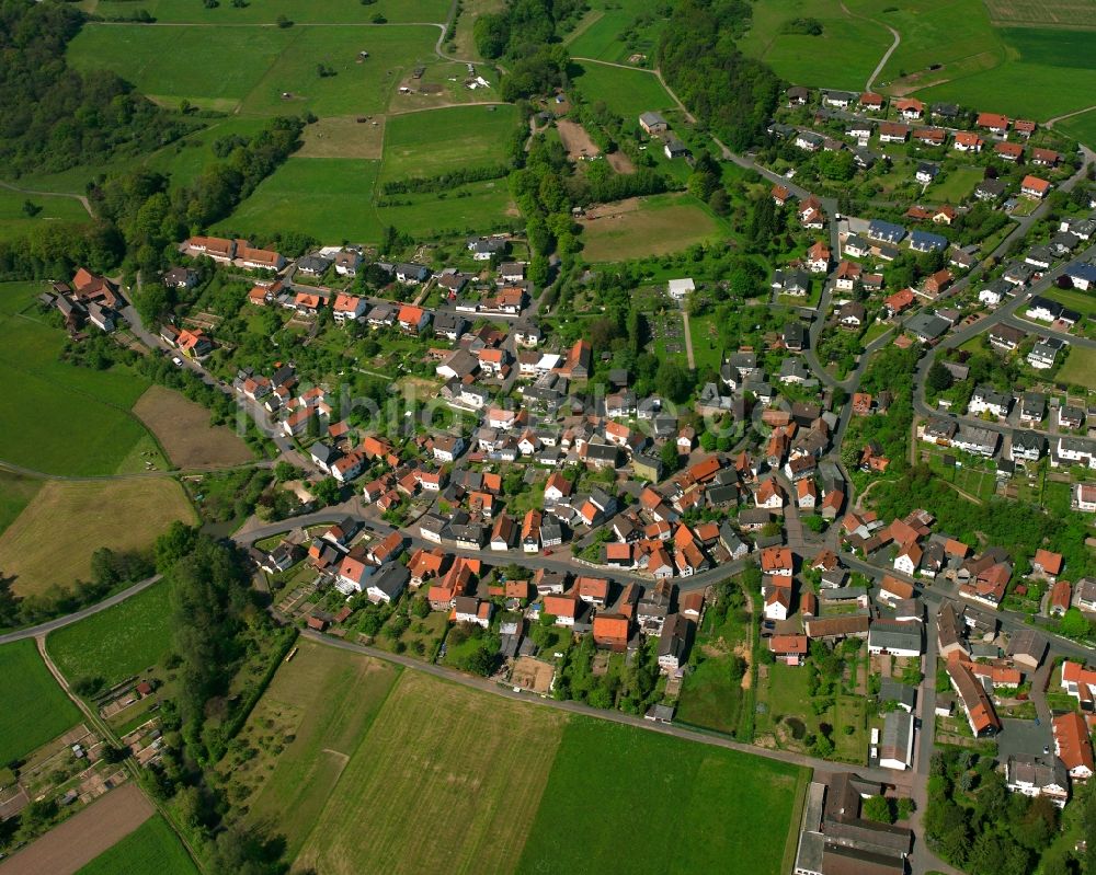 Luftbild Salzböden - Ortsansicht am Rande von landwirtschaftlichen Feldern in Salzböden im Bundesland Hessen, Deutschland