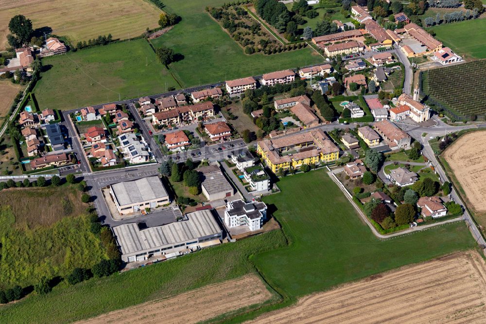 San Michele von oben - Ortsansicht am Rande von landwirtschaftlichen Feldern in San Michele in der Lombardei -Lombardia, Italien