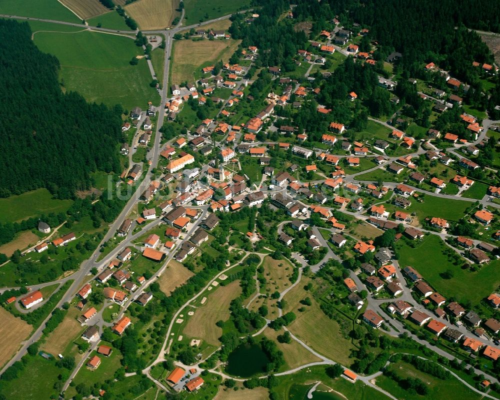 Sankt Englmar von oben - Ortsansicht am Rande von landwirtschaftlichen Feldern in Sankt Englmar im Bundesland Bayern, Deutschland