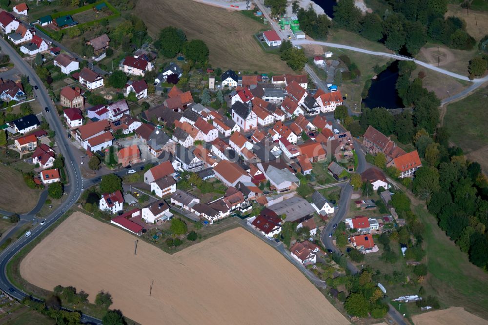 Schaippach aus der Vogelperspektive: Ortsansicht am Rande von landwirtschaftlichen Feldern in Schaippach im Bundesland Bayern, Deutschland