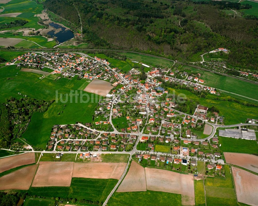 Schalkhausen von oben - Ortsansicht am Rande von landwirtschaftlichen Feldern in Schalkhausen im Bundesland Bayern, Deutschland