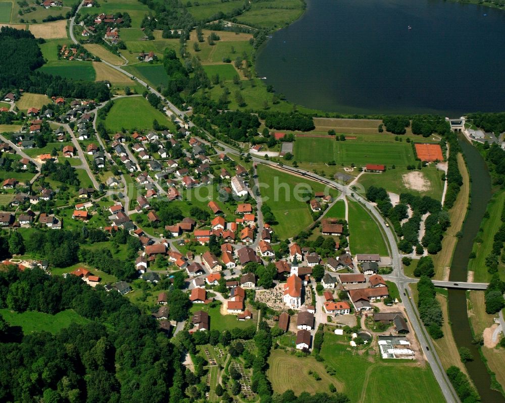 Schalldorf von oben - Ortsansicht am Rande von landwirtschaftlichen Feldern in Schalldorf im Bundesland Bayern, Deutschland