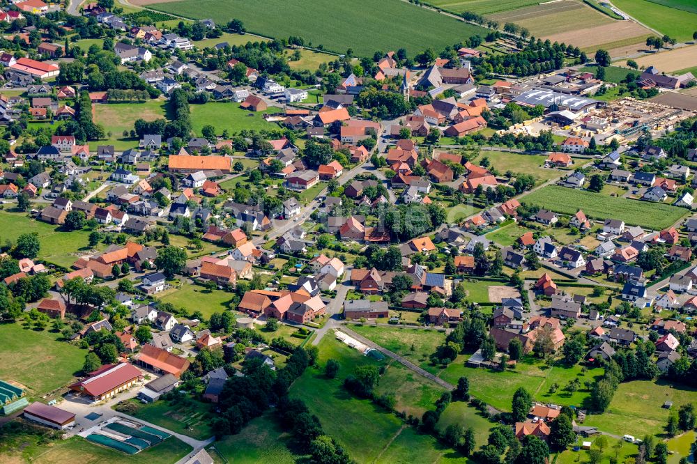 Scharmede aus der Vogelperspektive: Ortsansicht am Rande von landwirtschaftlichen Feldern in Scharmede im Bundesland Nordrhein-Westfalen, Deutschland