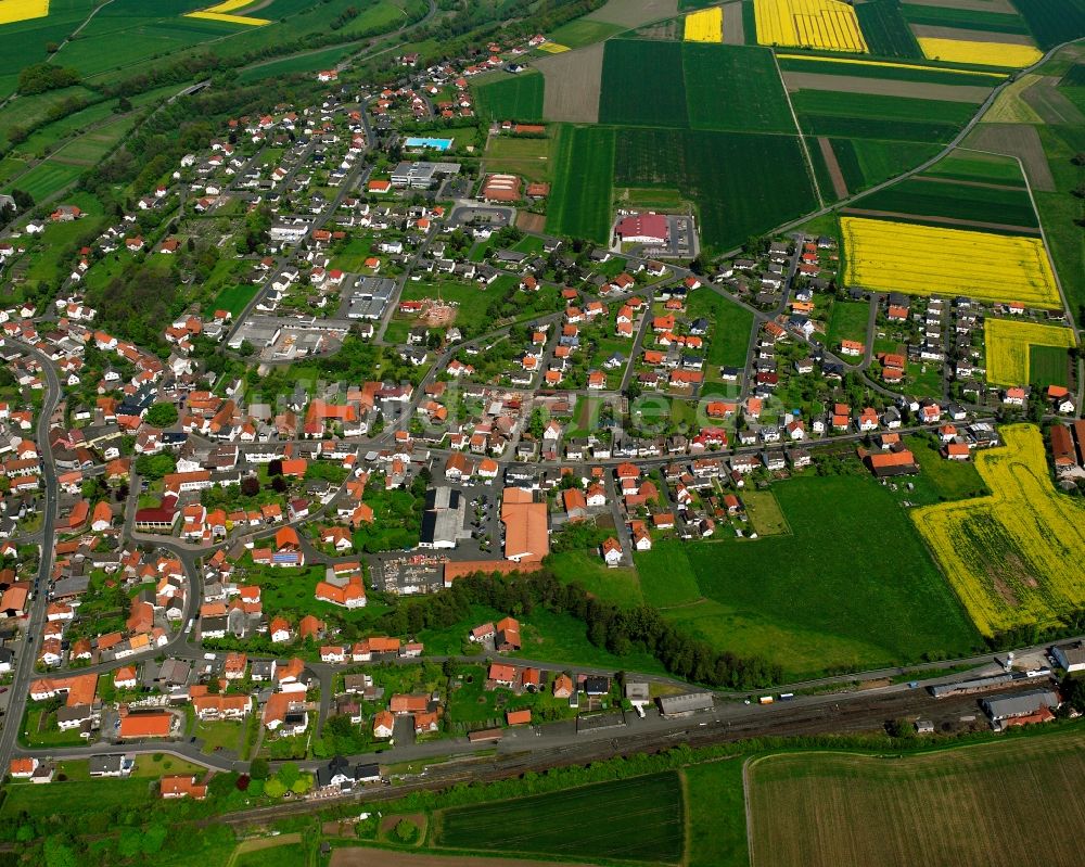 Luftaufnahme Schenklengsfeld - Ortsansicht am Rande von landwirtschaftlichen Feldern in Schenklengsfeld im Bundesland Hessen, Deutschland