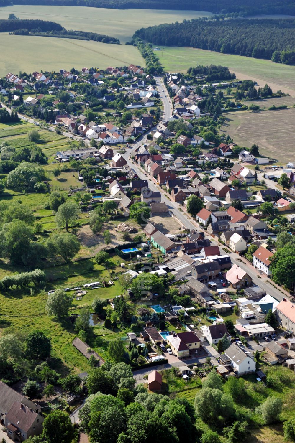 Schköna von oben - Ortsansicht am Rande von landwirtschaftlichen Feldern in Schköna im Bundesland Sachsen-Anhalt, Deutschland