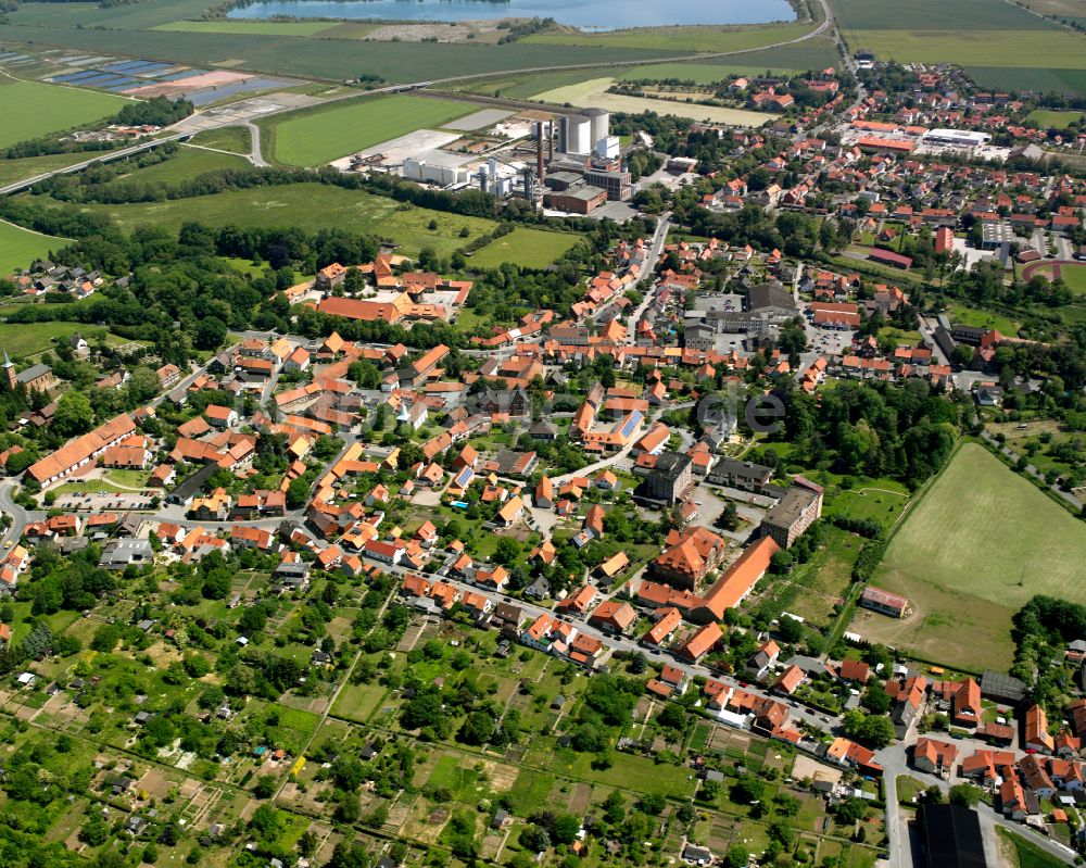 Luftaufnahme Schladen - Ortsansicht am Rande von landwirtschaftlichen Feldern in Schladen im Bundesland Niedersachsen, Deutschland