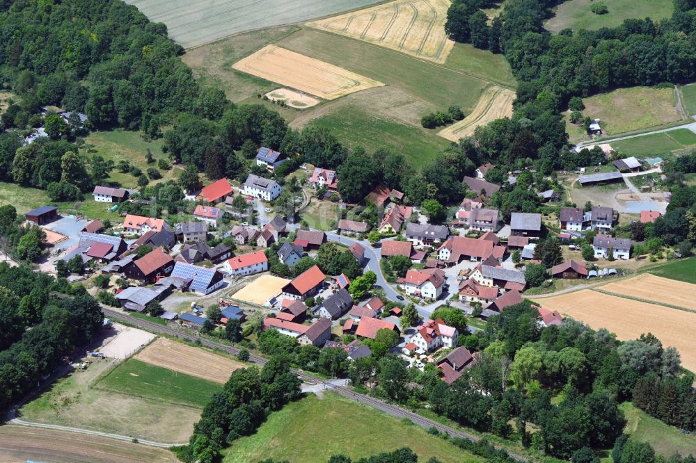 Schlömen von oben - Ortsansicht am Rande von landwirtschaftlichen Feldern in Schlömen im Bundesland Bayern, Deutschland