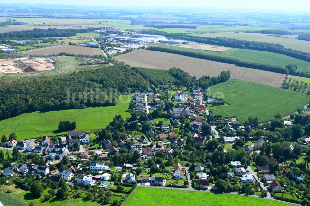 Luftaufnahme Schloßig - Ortsansicht am Rande von landwirtschaftlichen Feldern in Schloßig im Bundesland Thüringen, Deutschland