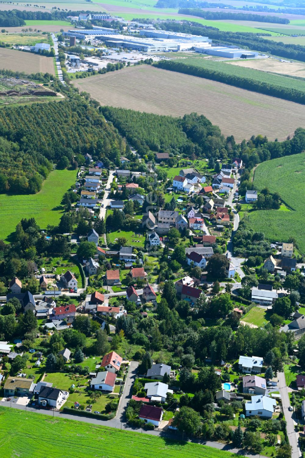 Schloßig von oben - Ortsansicht am Rande von landwirtschaftlichen Feldern in Schloßig im Bundesland Thüringen, Deutschland