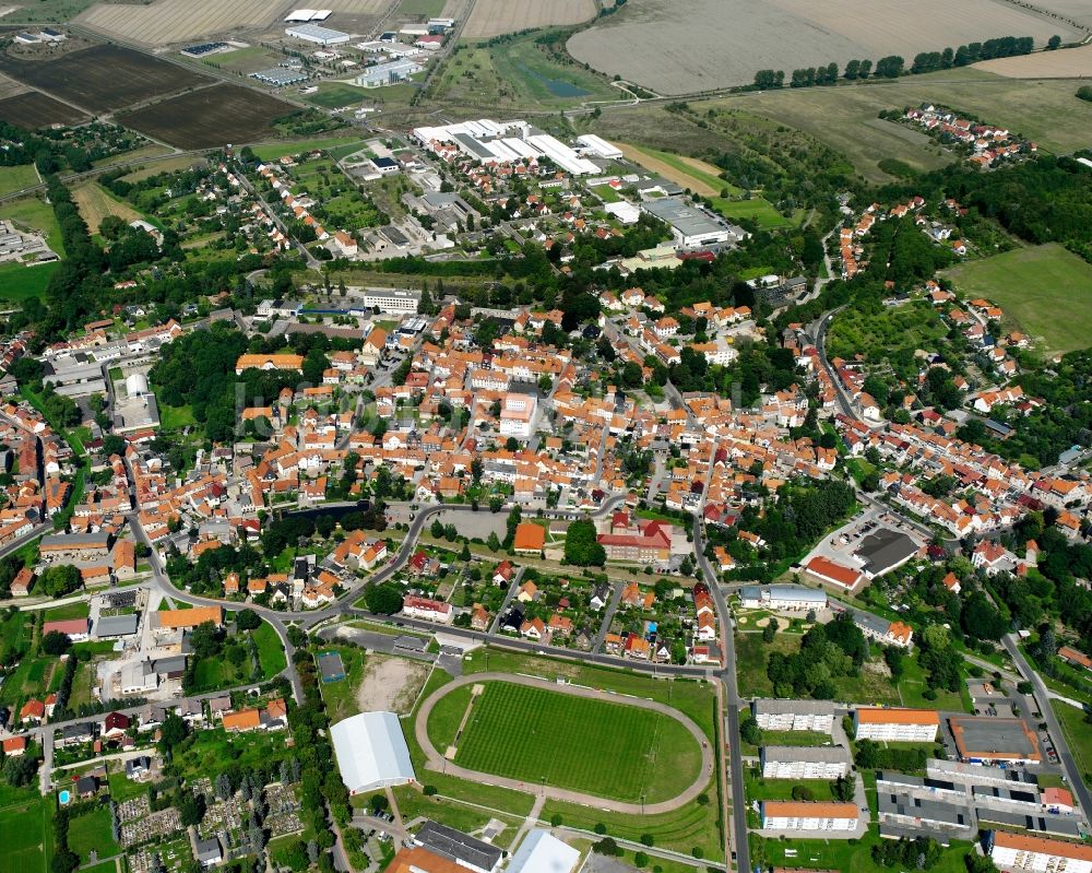 Schlotheim aus der Vogelperspektive: Ortsansicht am Rande von landwirtschaftlichen Feldern in Schlotheim im Bundesland Thüringen, Deutschland