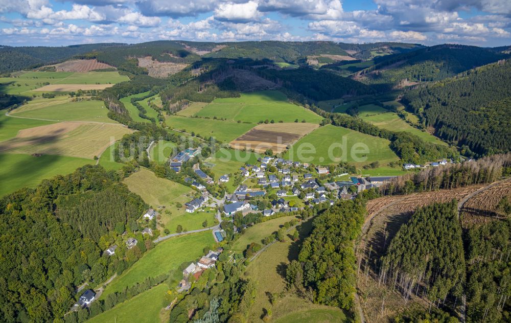 Luftaufnahme Schmallenberg - Ortsansicht am Rande von landwirtschaftlichen Feldern in Schmallenberg im Bundesland Nordrhein-Westfalen, Deutschland