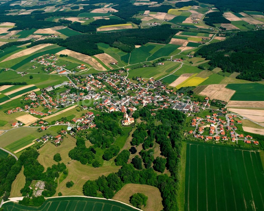 Schönau aus der Vogelperspektive: Ortsansicht am Rande von landwirtschaftlichen Feldern in Schönau im Bundesland Bayern, Deutschland