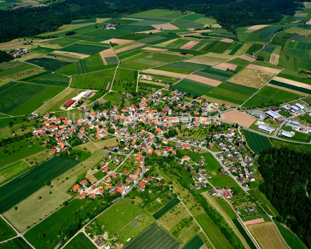 Luftaufnahme Schönbronn - Ortsansicht am Rande von landwirtschaftlichen Feldern in Schönbronn im Bundesland Baden-Württemberg, Deutschland