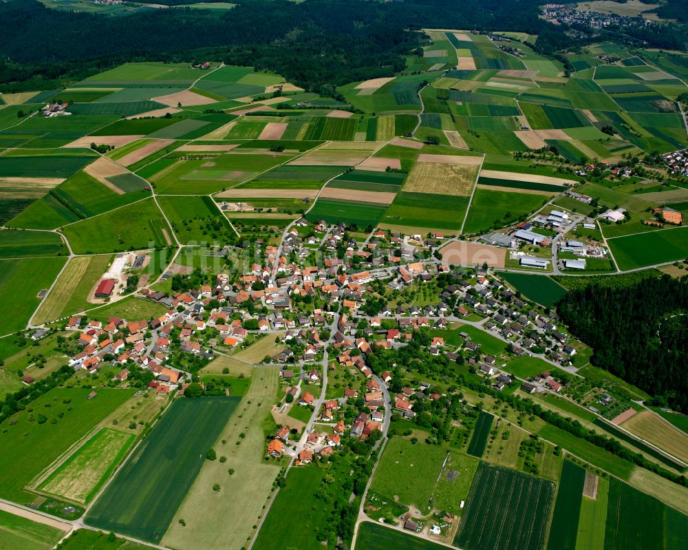 Schönbronn von oben - Ortsansicht am Rande von landwirtschaftlichen Feldern in Schönbronn im Bundesland Baden-Württemberg, Deutschland