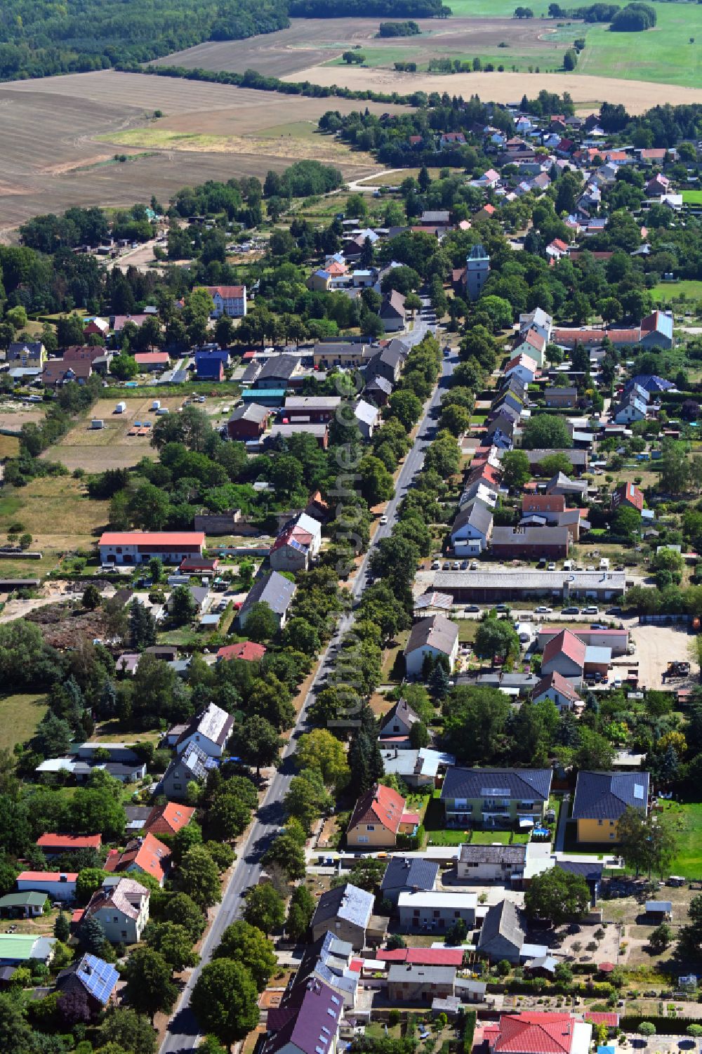 Schönerlinde von oben - Ortsansicht am Rande von landwirtschaftlichen Feldern in Schönerlinde im Bundesland Brandenburg, Deutschland