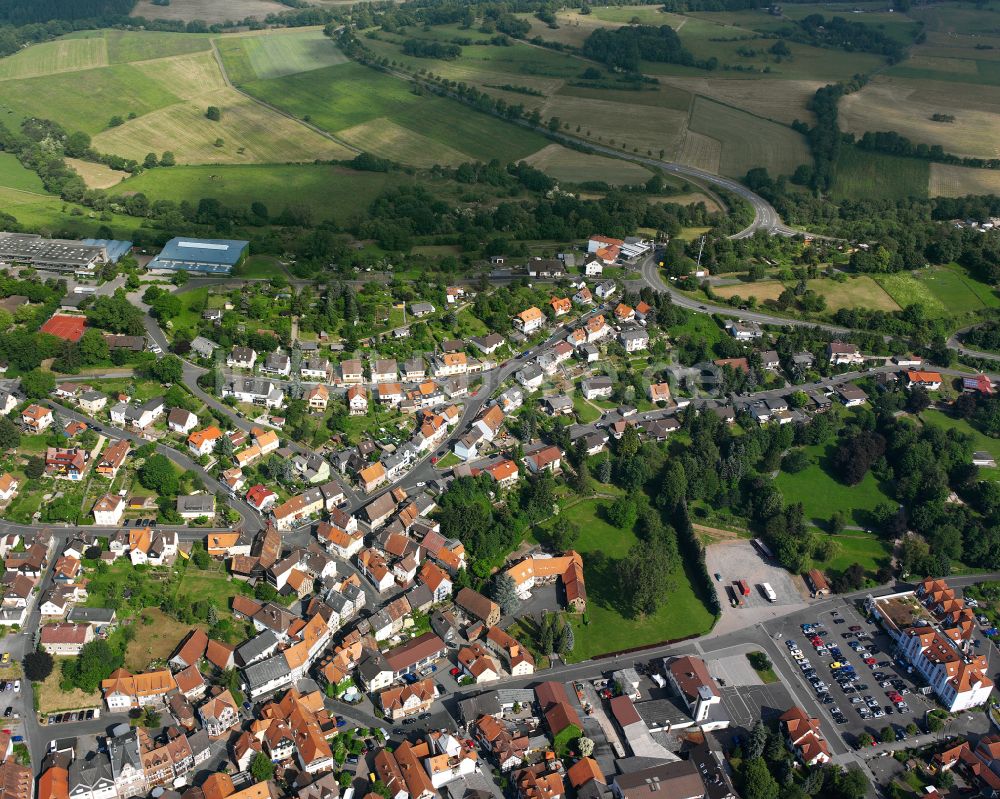 Schotten aus der Vogelperspektive: Ortsansicht am Rande von landwirtschaftlichen Feldern in Schotten im Bundesland Hessen, Deutschland