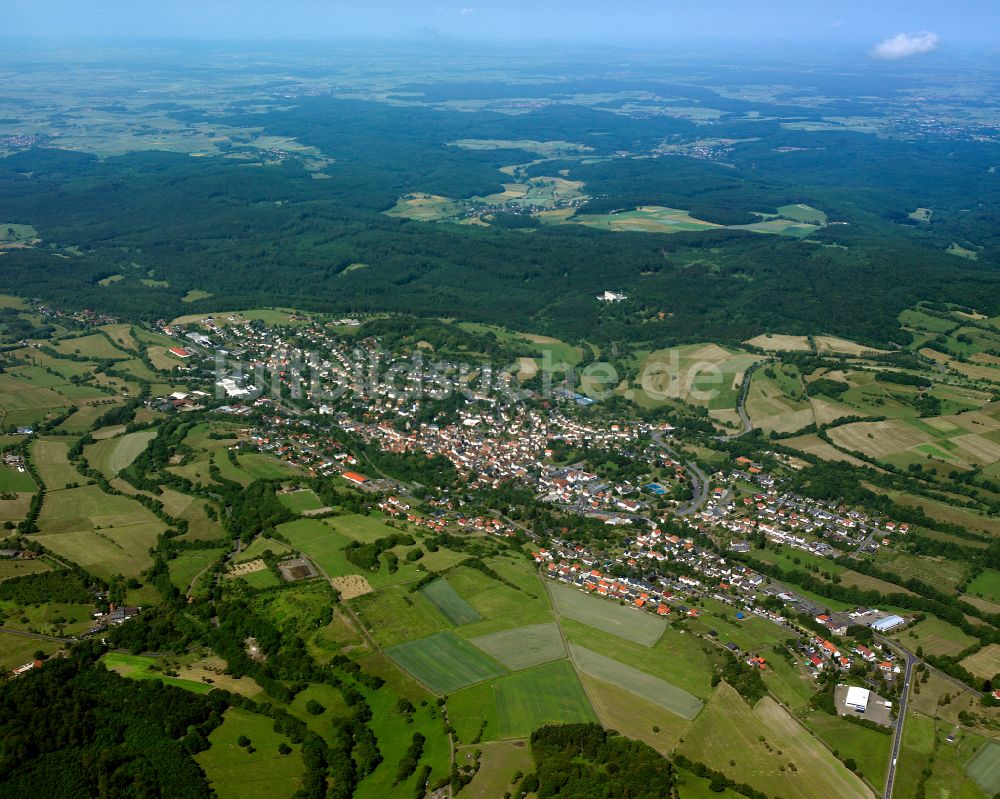 Luftaufnahme Schotten - Ortsansicht am Rande von landwirtschaftlichen Feldern in Schotten im Bundesland Hessen, Deutschland