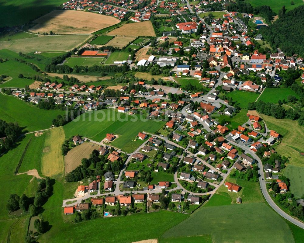 Schwarzach aus der Vogelperspektive: Ortsansicht am Rande von landwirtschaftlichen Feldern in Schwarzach im Bundesland Bayern, Deutschland