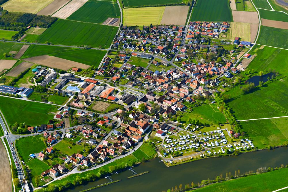 Luftaufnahme Schwarzenau - Ortsansicht am Rande von landwirtschaftlichen Feldern in Schwarzenau im Bundesland Bayern, Deutschland