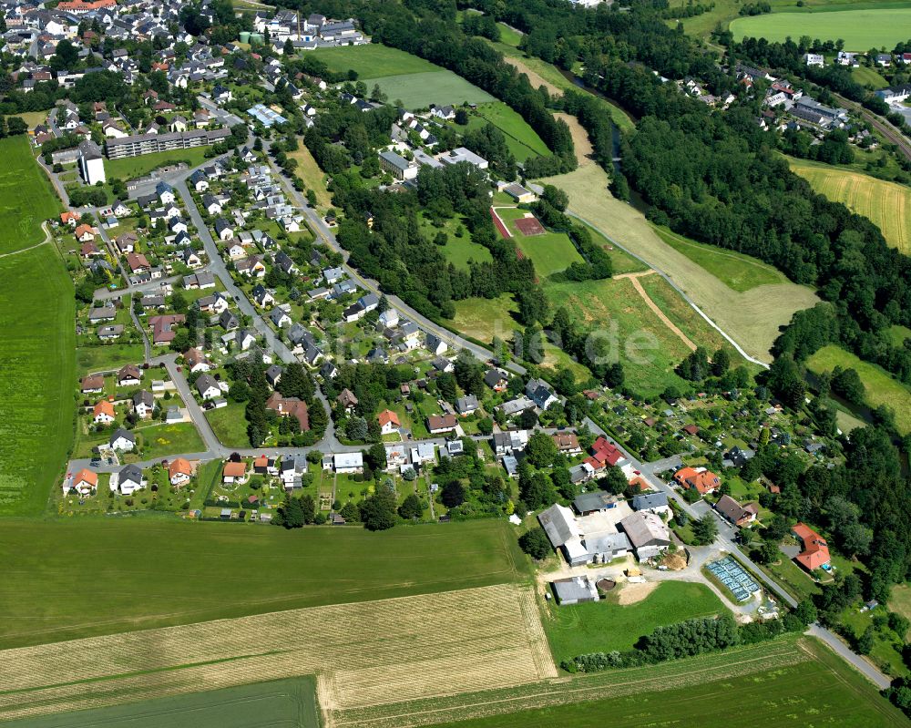 Luftbild Schwarzenbach an der Saale - Ortsansicht am Rande von landwirtschaftlichen Feldern in Schwarzenbach an der Saale im Bundesland Bayern, Deutschland