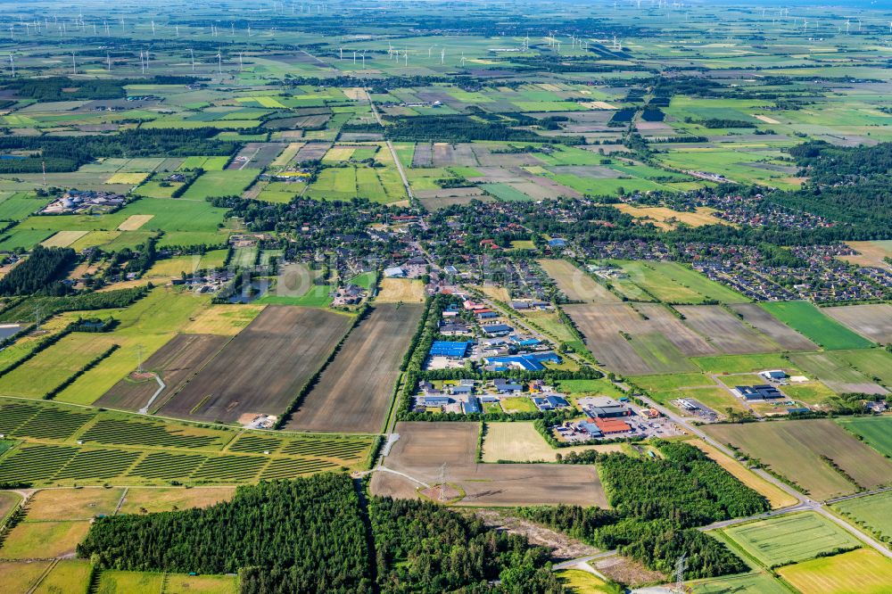 Süderlügum aus der Vogelperspektive: Ortsansicht am Rande von landwirtschaftlichen Feldern in Süderlügum im Bundesland Schleswig-Holstein, Deutschland